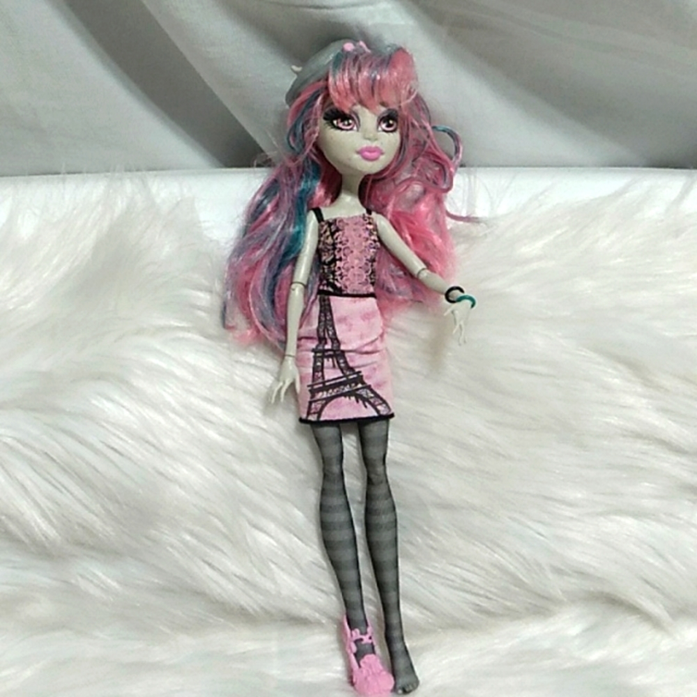 (X-96) Monster High Rochelle Doyle Doll Missing 1 Shoe
